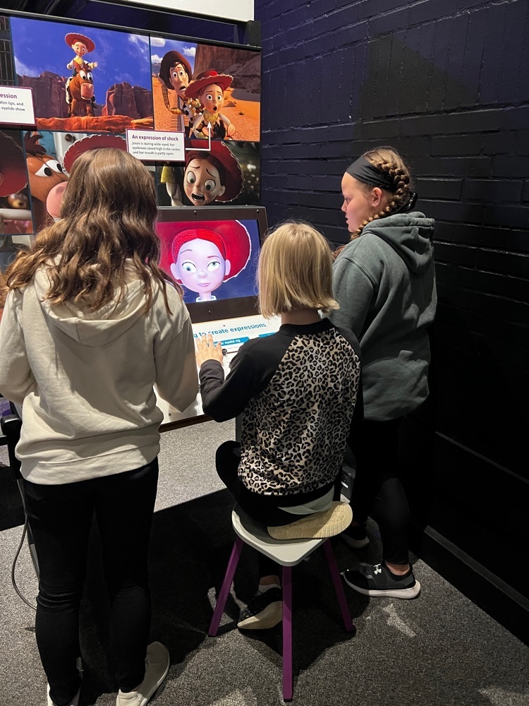 5th graders animating facial expressions in the Pixar exibit